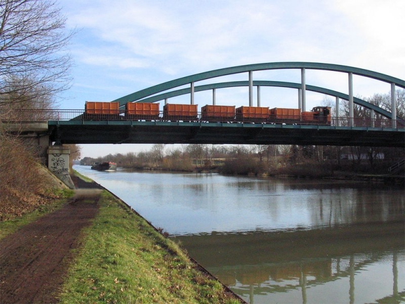 2005-02-05 Zug auf der Kanalbrücke.